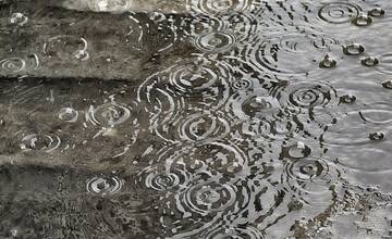 V Banskobystrickom kraji nás čaká prudké ochladenie a dážď. Výstrahy platia najmä na silu vetra
