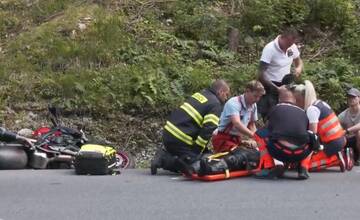 Nehoda na Šturci. Mladíka katapultoval z motorky náraz do svahu, sťažoval sa na bolesti rúk a nôh