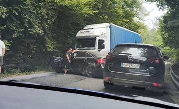 Pri Tisovci došlo k vážnej dopravnej nehode. Úsek je neprejazdný
