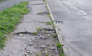 Rozbité chodníky v Bystrici robia problém imobilným občanom. To sa už naozaj nenašlo toľko asfaltu, pýtajú sa 