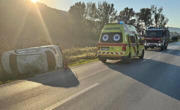 FOTO: Vodička pri Revúcej nezvládla riadenie. Vozidlo skončilo prevrátené mimo cesty