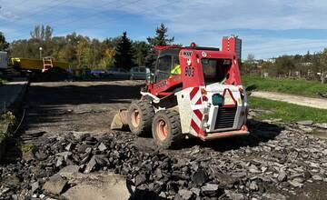 FOTO: Zvolenčania budú musieť preparkovať autá. Na sídlisku začala rekonštrukcia cesty