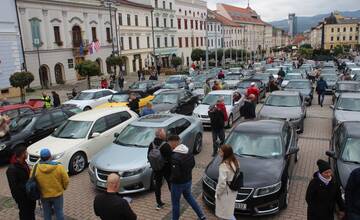 FOTO: Námestie v Banskej Bystrici sa zaplnilo automobilmi známej značky SAAB. Akcia vyvolala rozporuplné reakcie 