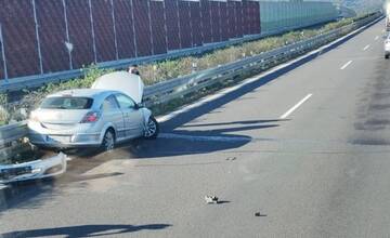 Na diaľnici pred Žarnovicou došlo k dopravnej nehode. Vozidlo narazilo do zvodidiel