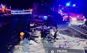 FOTO: V Banskej Bystrici došlo k čelnej havárii. Zranené boli vodička aj spolujazdkyňa