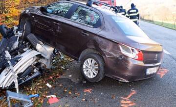 V Jelšave došlo k desivej nehode. Autá sa stali neovládateľnými, skončili na hromade