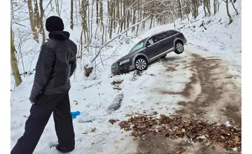 Na ceste z Krupiny do Svätého Antona zišlo auto z cesty. Úsek je neprejazdný