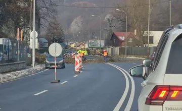 Vodiči v Banskej Bystrici hlásia padnutý strom na ceste, situáciu riešia pilčíci