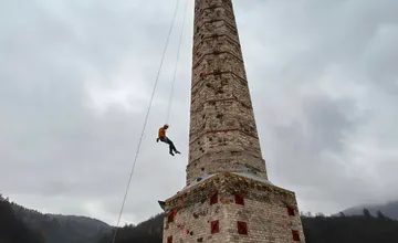VIDEO: Pri Poltári vznikol celoeurópsky unikát. Lezeckú stenu vytvorili priamo na komíne starom 237 rokov