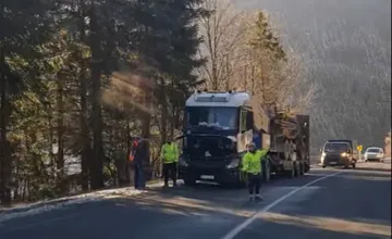 VIDEO: Na Donovaloch stojí odstavený kamión. Za zákrutou si ho všimnete neskoro, jazdite opatrne
