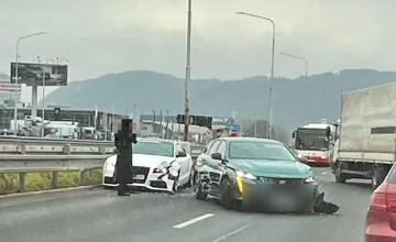 Na Zvolenskej ceste v Banskej Bystrici havarovali dve autá. Zdržania sú hlásené v oboch smeroch 