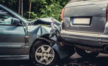 Zrážka troch áut v Poltári: Mladík nezastal na stopke, v jednom vozidle sa nachádzalo ročné dieťa
