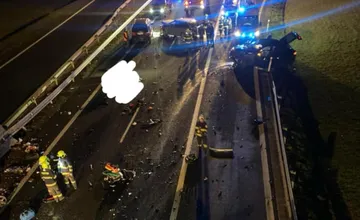 Na R2 pri Fige došlo k hromadnej nehode. Prítomných bolo 14 ľudí, zraneniam podľahla matka s dcérou