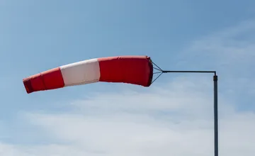 Vietor v Banskobystrickom kraji neustupuje. Meteorológovia hlásia výstrahy pred víchricou