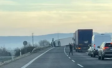 Tri autá a kamión sa zrazili pri Tornaľi. Nákladné auto sa prevrátilo, rýchlostná cesta R2 je neprejazdná