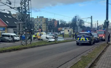 Nehoda vo Zvolene na Ulici Viliama Paulínyho Tótha, zrazili sa dve autá, úsek je neprejazdný