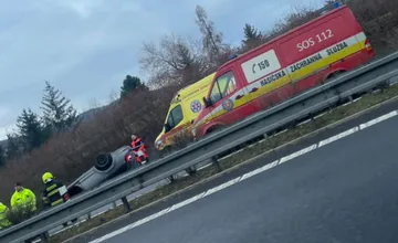 Na R1 skončilo auto na streche, pre nehodu uzavreli výjazd z Banskej Bystrice