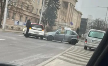 V Banskej Bystrici sa zrazili dve autá, blokujú stred križovatky