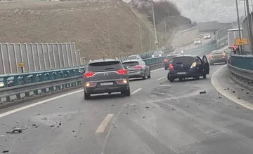 Pri Banskej Bystrici došlo k dopravnej nehode. Na tomto úseku si dajte pozor