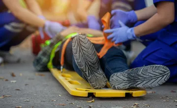 Zvolenčan pomohol mužovi v bezvedomí, museli ho oživiť. Nie každý, kto leží na chodníku, je opitý, odkázal