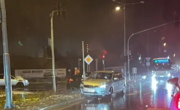 V Banskej Bystrici sa pri čerpacej stanici Shell zrazili dve osobné autá. Zablokovali jeden jazdný pruh