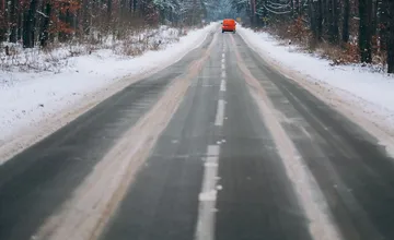 Víchrica v Bystrici a Brezne hrozí aj v stredu. Nebezpečne bude na cestách kvôli poľadovici