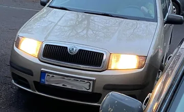 Vodič v Bystrici poškodil iné auto na parkovisku pred školou, namiesto ospravedlnenie zaútočil, to celé pred dieťaťom