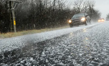 Vodiči, na horských priechodoch buďte opatrní. Vrchslatina aj Zbojská sú pokryté poľadovicou