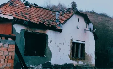 Polícia vyšetruje požiar v Šíde: Mladý muž mal v návale hnevu zapáliť svoj vlastný dom