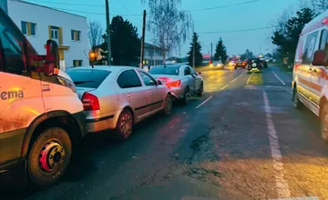 FOTO: Seniorka spôsobila v Lučenci reťazovú dopravnú  nehodu. Zranené pri nej boli tri osoby