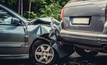 Neďaleko železničného priecestia v Lučenci došlo k reťazovej dopravnej nehode, škodu odhadli na vyše 8-tisíc eur