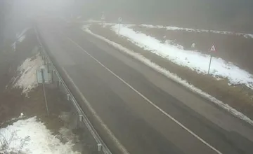 Čertovicu zahalila hustá hmla. Podmienky na cestách si vyžadujú maximálnu pozornosť