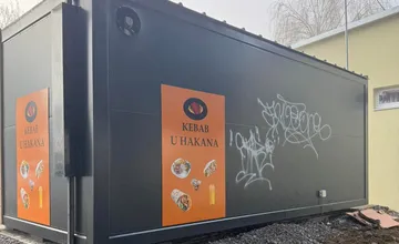 Vandali posprejovali vo Zvolene obľúbený stánok s kebabom. Majiteľovi Hakanovi domáci ponúkli pomoc s čistením