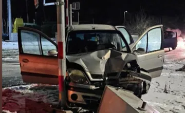 Klzká vozovka spôsobila nehodu na železničnom priecestí v Podbrezovej, 14-ročná vnučka vodiča skončila v nemocnici