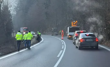 VIDEO: Vodiči, pozor. Cestu pri Banskej Bystrici budú pre pílenie stromov priebežne uzatvárať