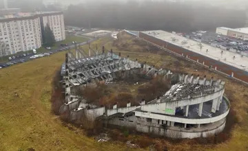 VIDEO: Nedokončená hala vo Zvolene chátra už viac ako 20 rokov. Je to strašiak mesta, tvrdia miestni