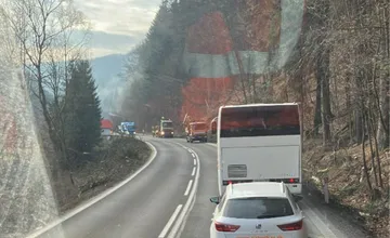 Vodiči, v smere na Donovaly sa môžete zdržať desiatky minút, popri ceste pília stromy