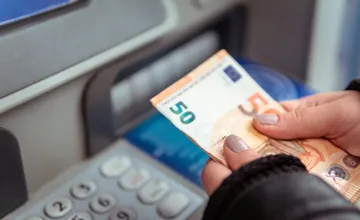 Obyvatelia našli zabudnutú hotovosť v bankomate, slovenské banky ich však odmietli. Čo robiť, ak takto nájdete peniaze?