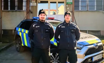 Hrdinský čin policajtov Richarda a Nikolasa zachránil 39-ročného muža v bezvedomí. Našli ho zamknutého v rodinnom dome