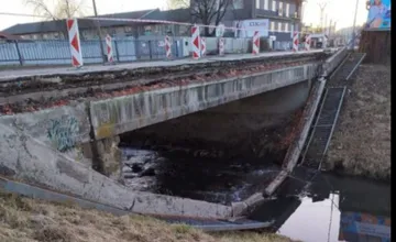 FOTO: V Lučenci odpadlo zábradlie z mosta, ktorý je v havarijnom stave. Zasadal krízový štáb, aké je riešenie?