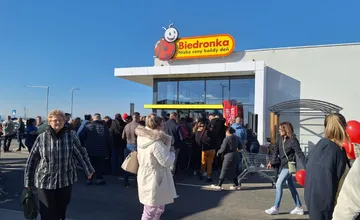VIDEO: Pred novootvorenou Biedronkou v Miloslavove dnes boli zápchy a hodinové rady . Čaká podobné šialenstvo na Zvolen?