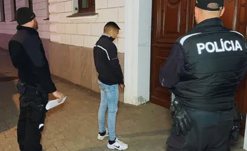 Mladík z Hnúšte napadol ženu, zatiahol ju na tmavé miesto a chcel peniaze, použila naňho slzotvorný sprej