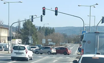 Na križovatke pri čerpacej stanici v Banskej Bystrici sa zrazili dve osobné autá, rátajte so zdržaním