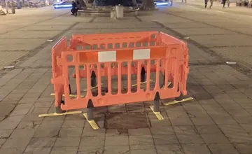 Na námestí v Bystrici je poškodená diera, ľuďom zábrany, ktoré ju ohraničujú, prekážajú už tri mesiace
