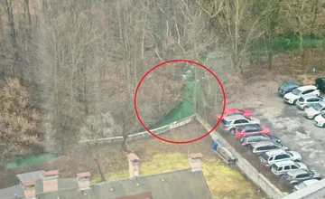 Do Tajovského potoka niekto vylial zelené farbivo, obavy Banskobystričanov upokojilo napokon mesto