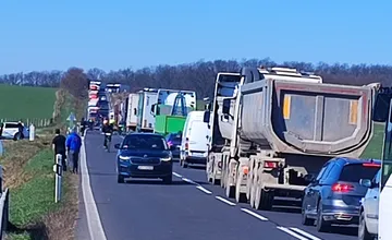 Medzi Bátkou a Rimavskou Sobotou havaroval kamión, úsek je uzavretý, vyťahujú ho na cestu