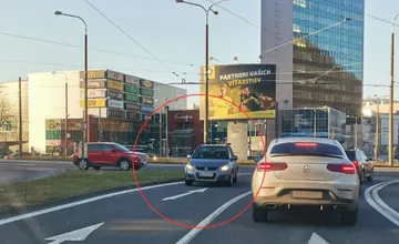 FOTO: Vodič si na kruhovom objazde v Banskej Bystrici zmýlil výjazd, po jazde v protismere to vyriešil cez ostrovček
