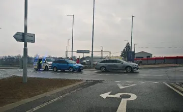 Na kruhovom objazde pred Rimavskou Sobotou sa zrazili dve autá, blokovaný je jeden pruh