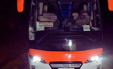 Pri Rimavskej Sobote došlo k tragickej havárii. Autobus zrazil chodca, zomrel následkom vážnych poranení