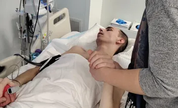 Matúš je po úraze v bdelej kóme, jeho sestra prosí o pomoc dobrých ľudí, aby sa mohol vrátiť do života